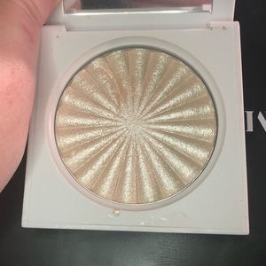 Ofra and Nikki Tutorials glazed donut highlighter